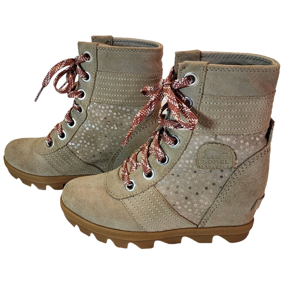 Girls Sorel Lexi Wedge Winter Boots size 1 Good Condition Taupe Color
